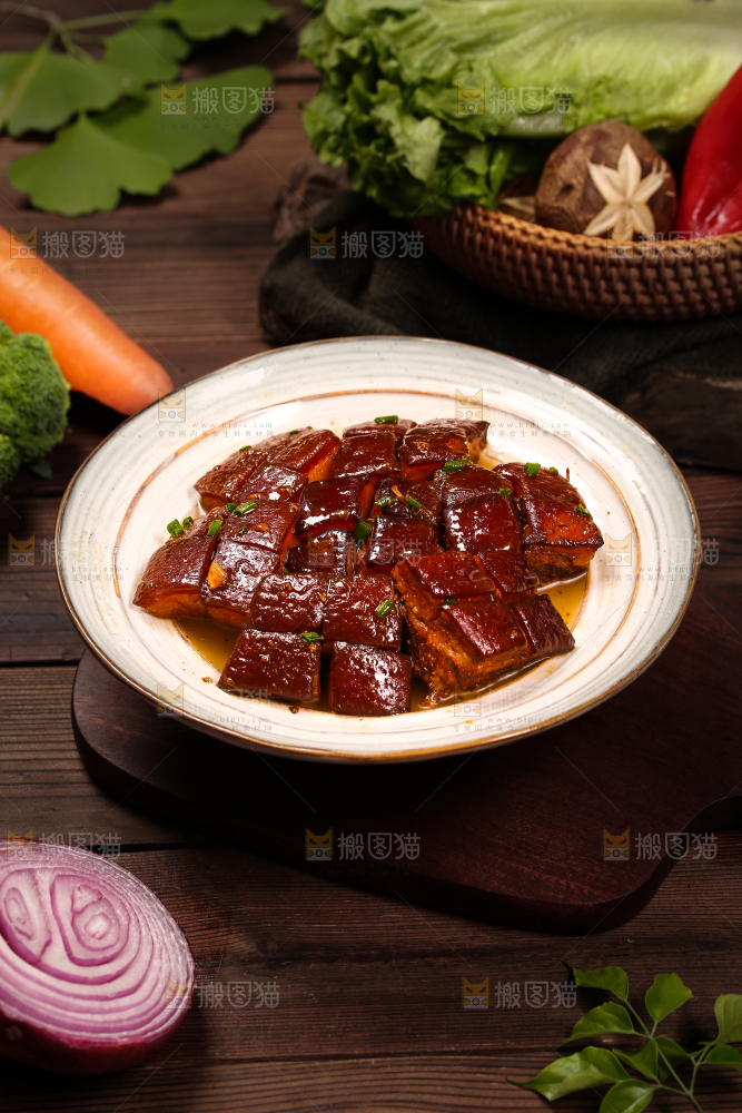 木底上一盘东坡肉