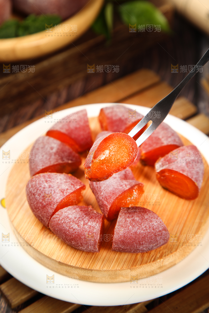 叉子上插着柿子饼