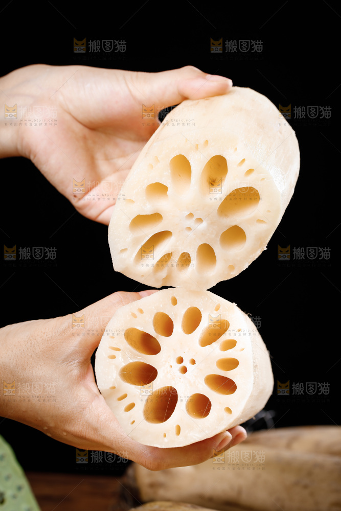 手里拿着洪湖莲藕