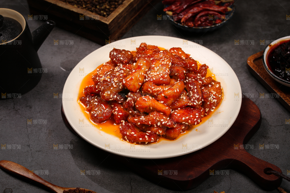 木板上摆放着一盘糖醋里脊肉