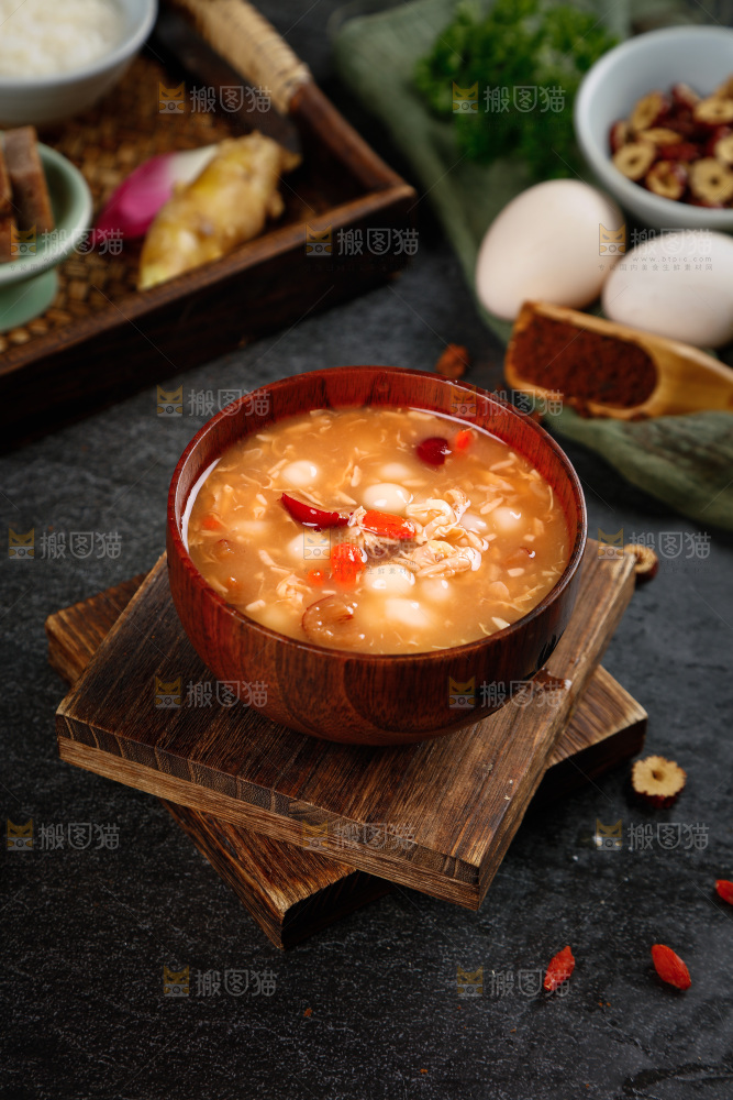 木板上一碗酒酿汤圆