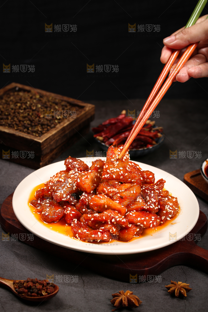 筷子上夹着里脊肉