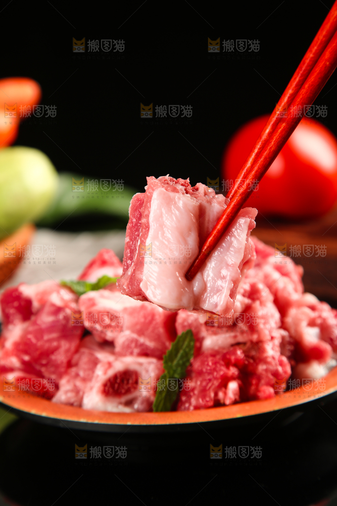 筷子上夹着排骨
