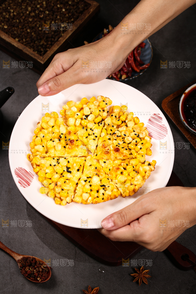 手里端着一盘玉米烙