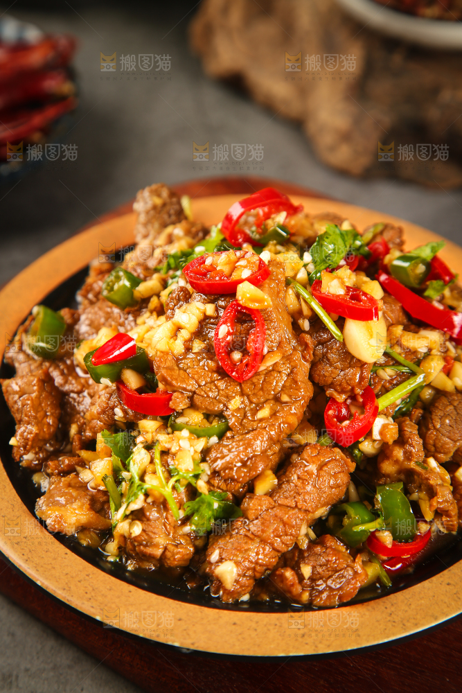 案板上放着一盘凉拌牛肉