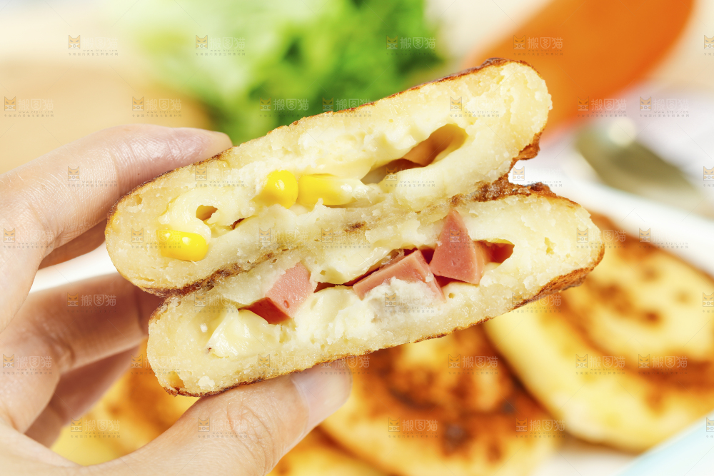 手里拿着土豆馅饼