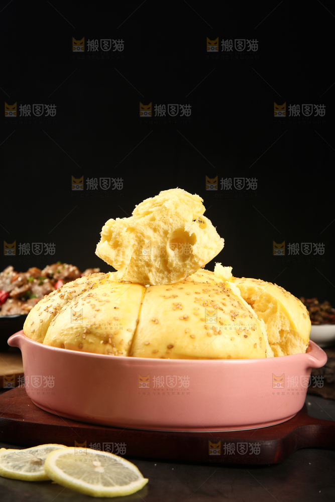 案板上放着牛奶面包