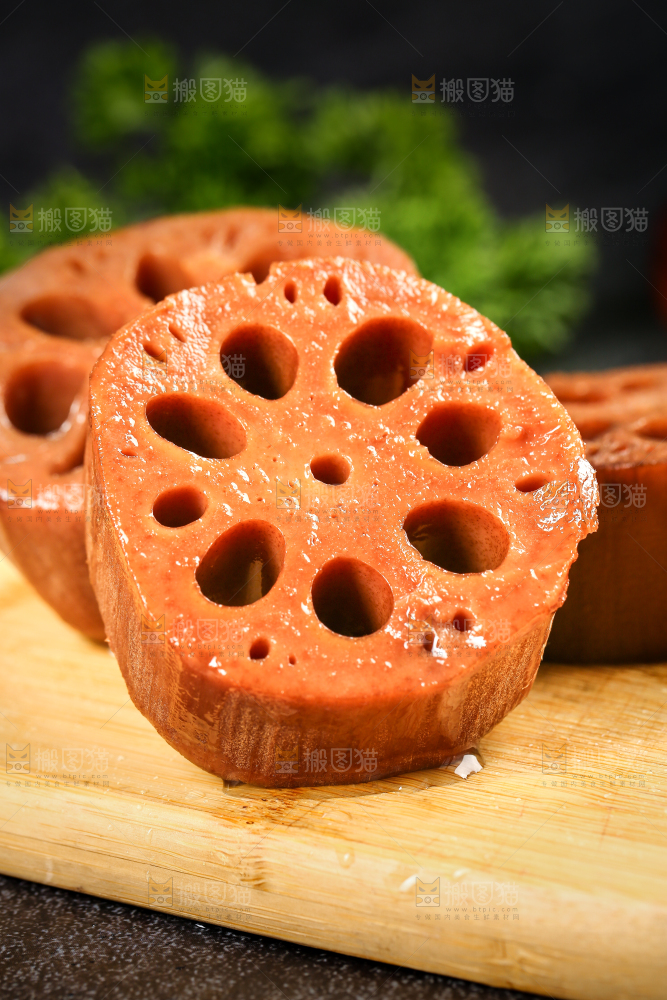 木底上放着粉藕