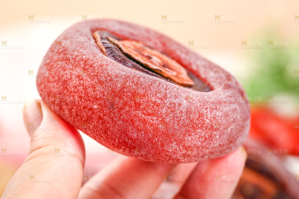 手里拿着柿饼