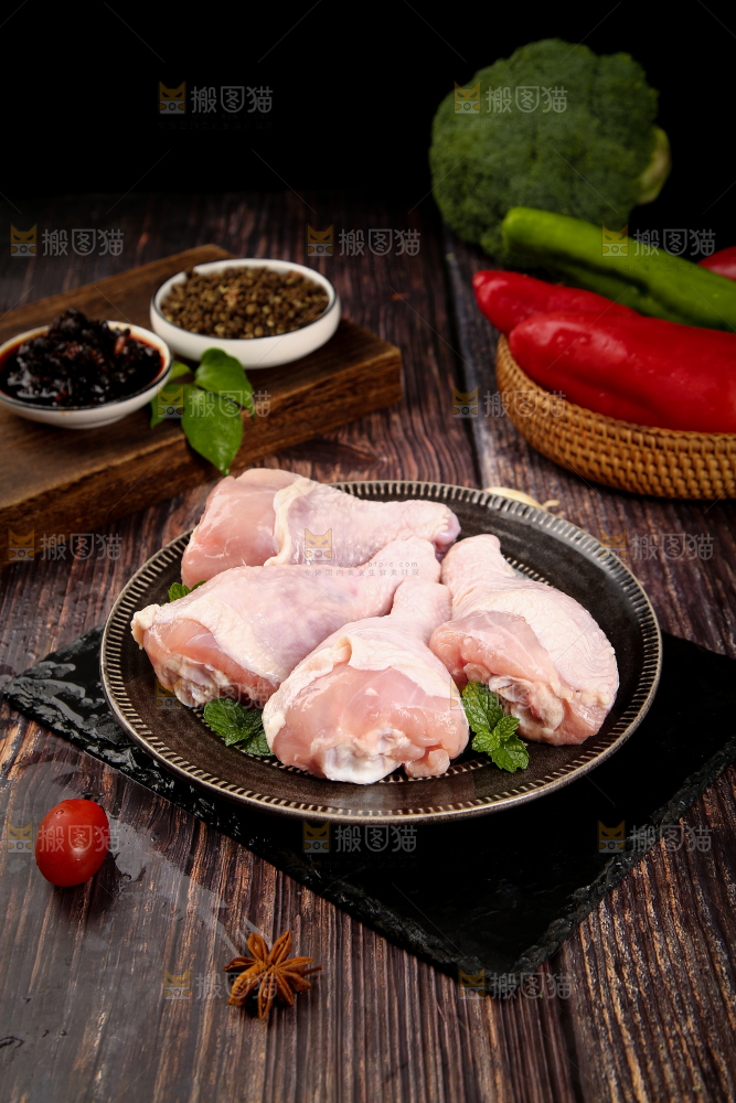黑石板上一盘新鲜鸡腿