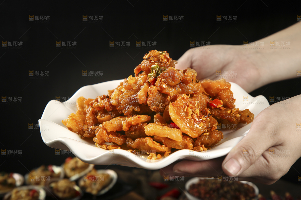 手里端着一盘辣子小酥肉