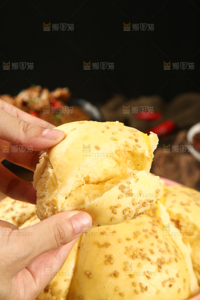 手里拿着黄金面包