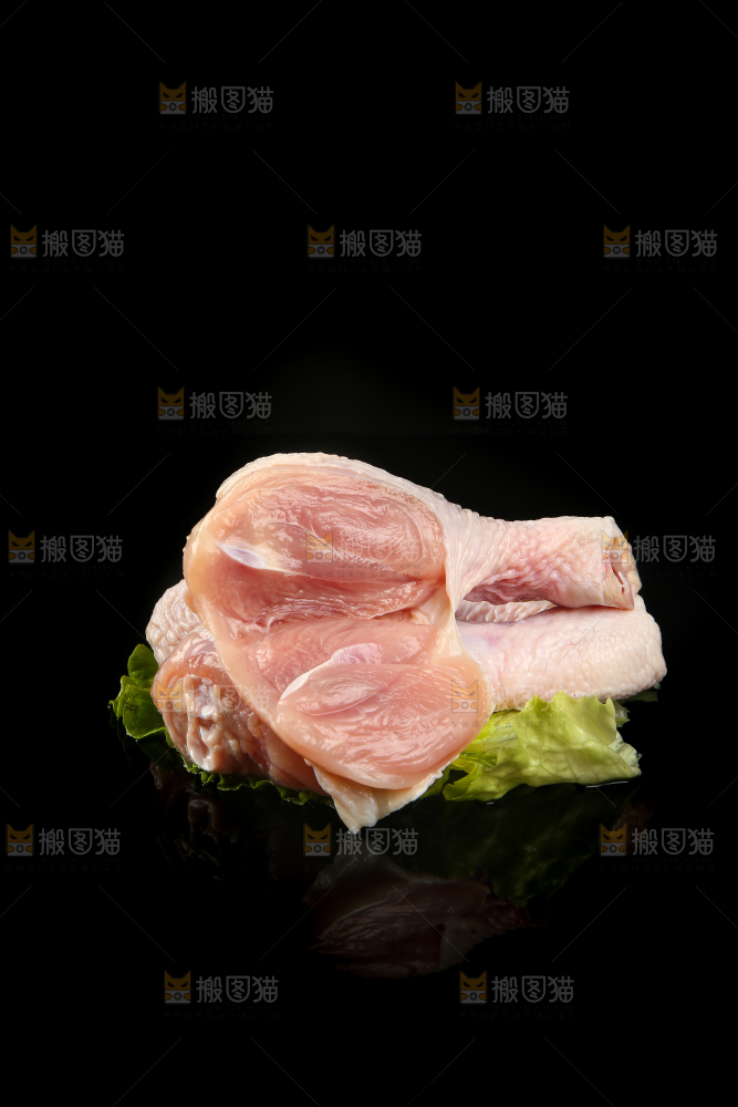 黑底上放着鸡腿