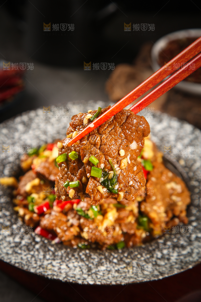 筷子上夹着牛肉