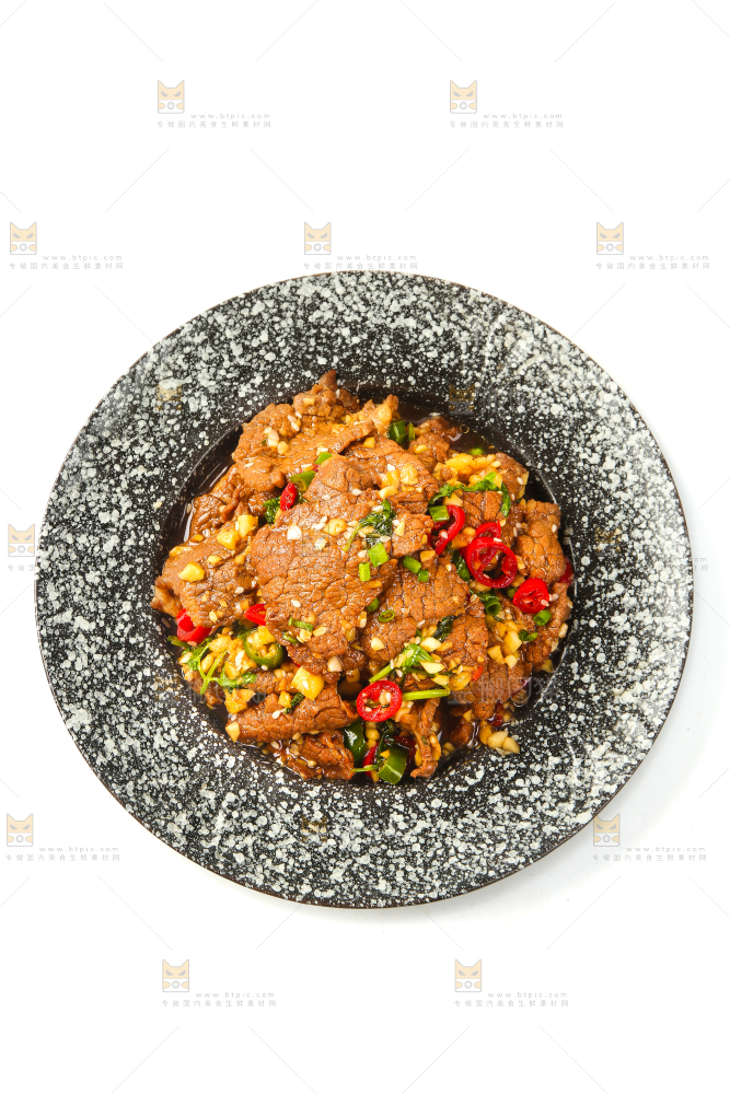 白底上摆放着一盘凉拌牛肉