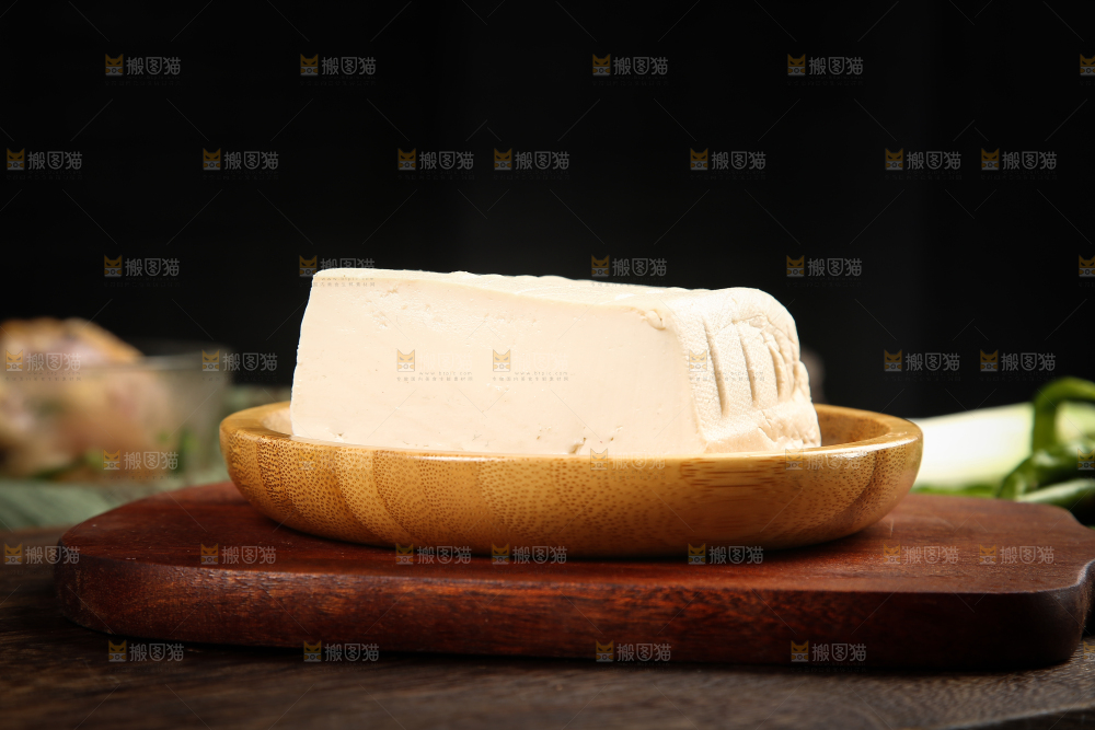 木盘里的豆腐
