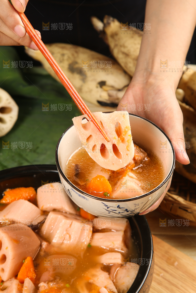 筷子上夹着莲藕