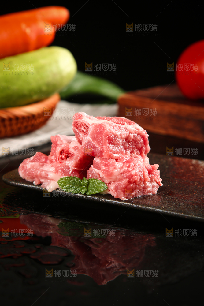 黑底上放着新鲜猪排骨