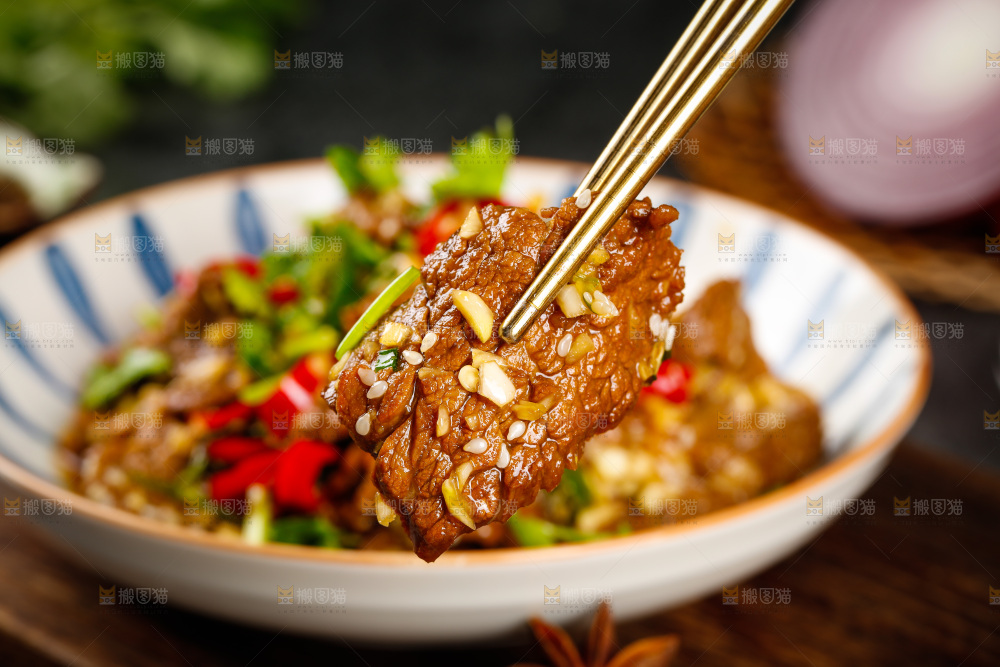 筷子上夹着牛肉