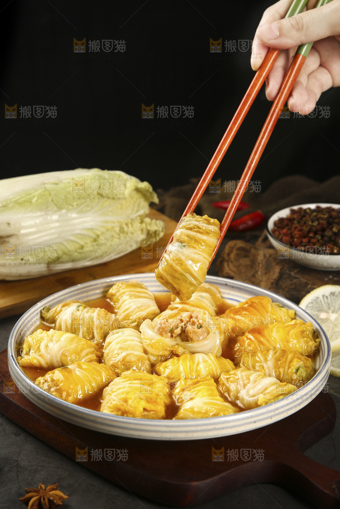 筷子上夹着娃娃菜卷肉