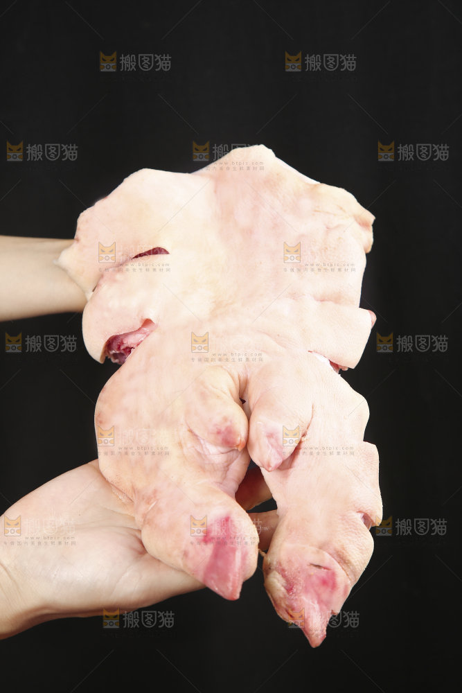 手里捧着带筋猪蹄