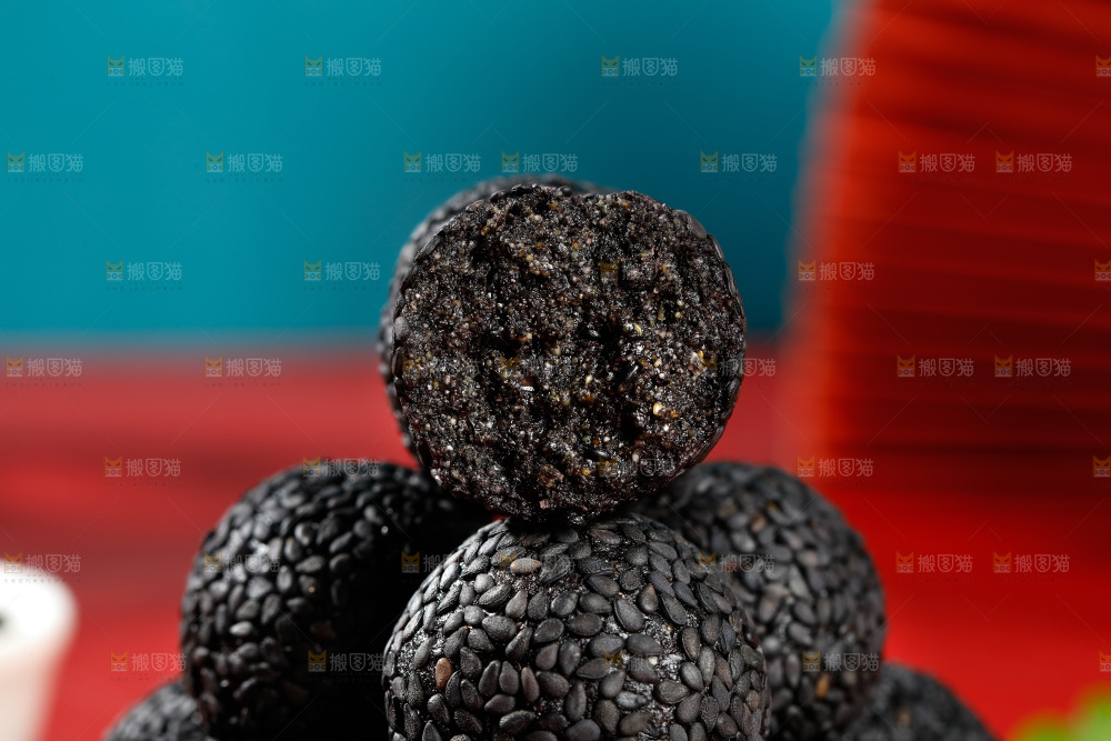 一堆九蒸丸晒黑芝麻丸