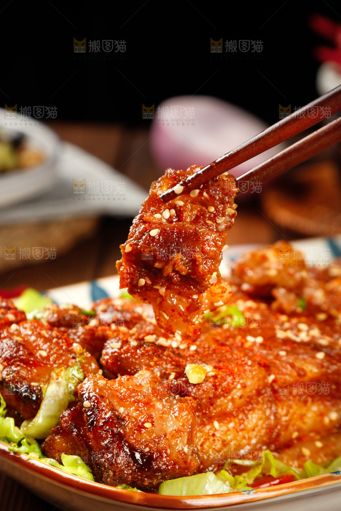 筷子上夹着烤肉
