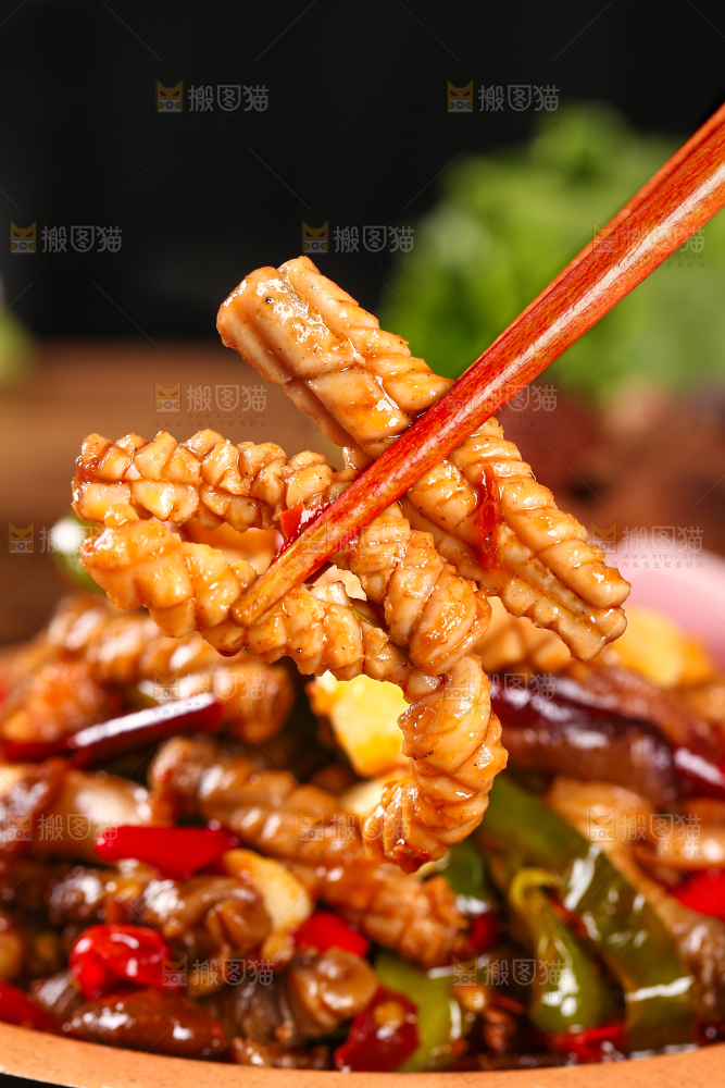 筷子上夹着辣椒炒鱿鱼
