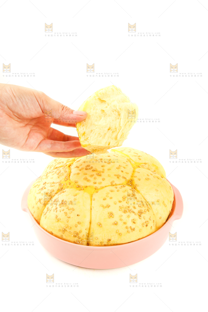 手里拿着面包