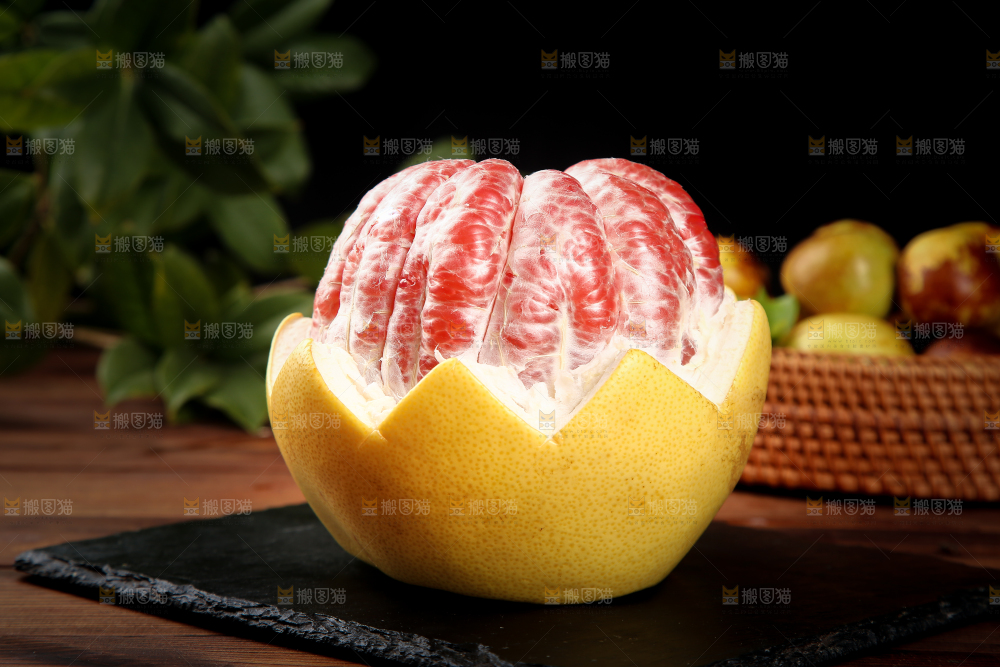黑石板上红肉蜜柚
