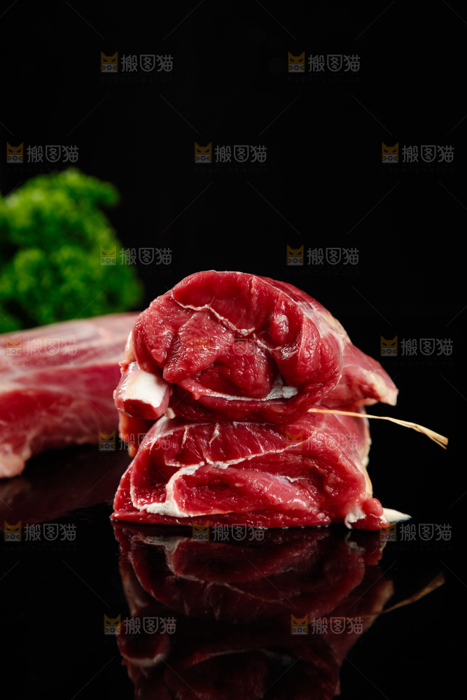 黑底上放着新鲜牛腱子肉