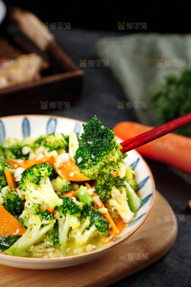 筷子上夹着西兰花