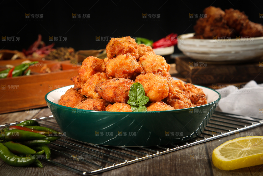 一盘油炸豆腐丸子