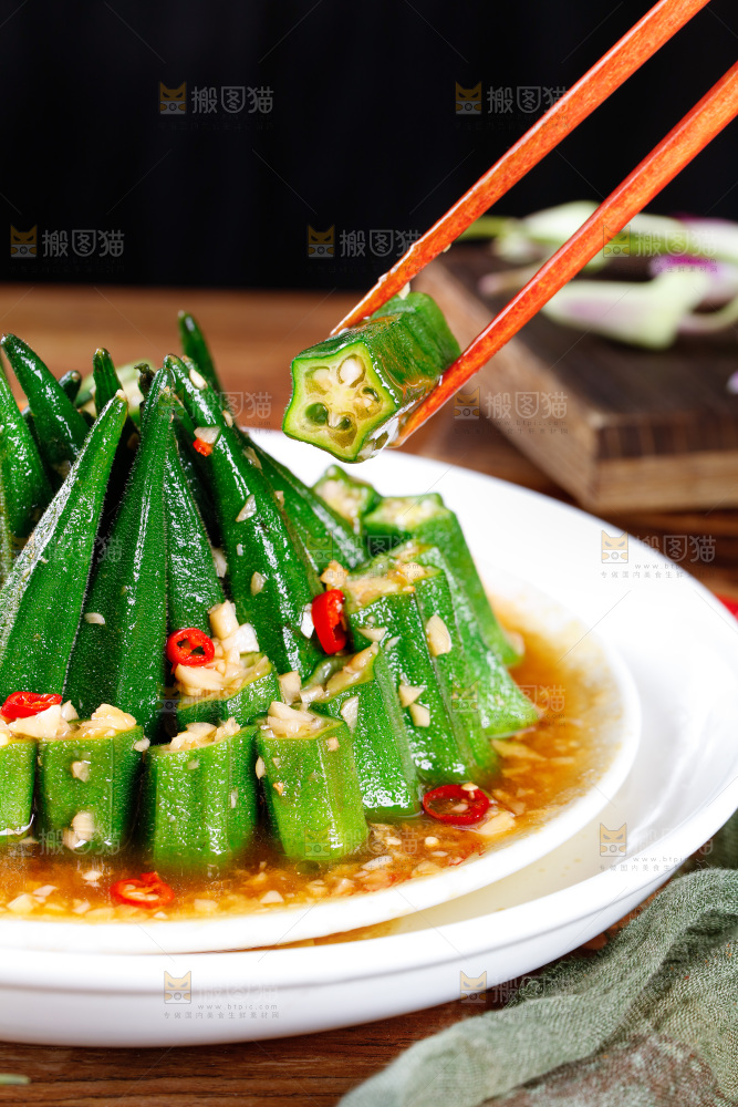 筷子上夹着蒜香秋葵