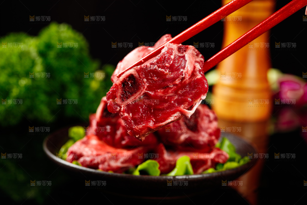 筷子上夹着牛肋排