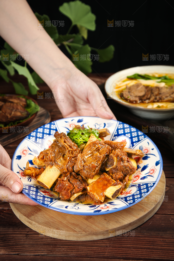 手里端着一盘红烧牛排