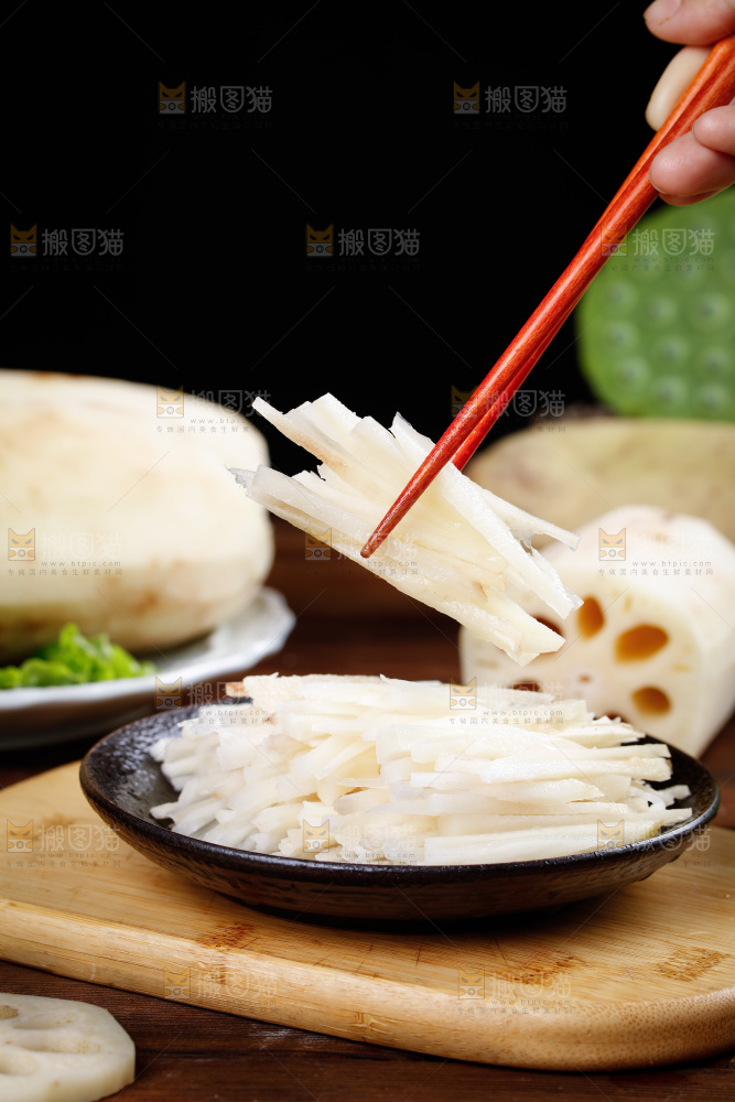 筷子上夹着藕丝