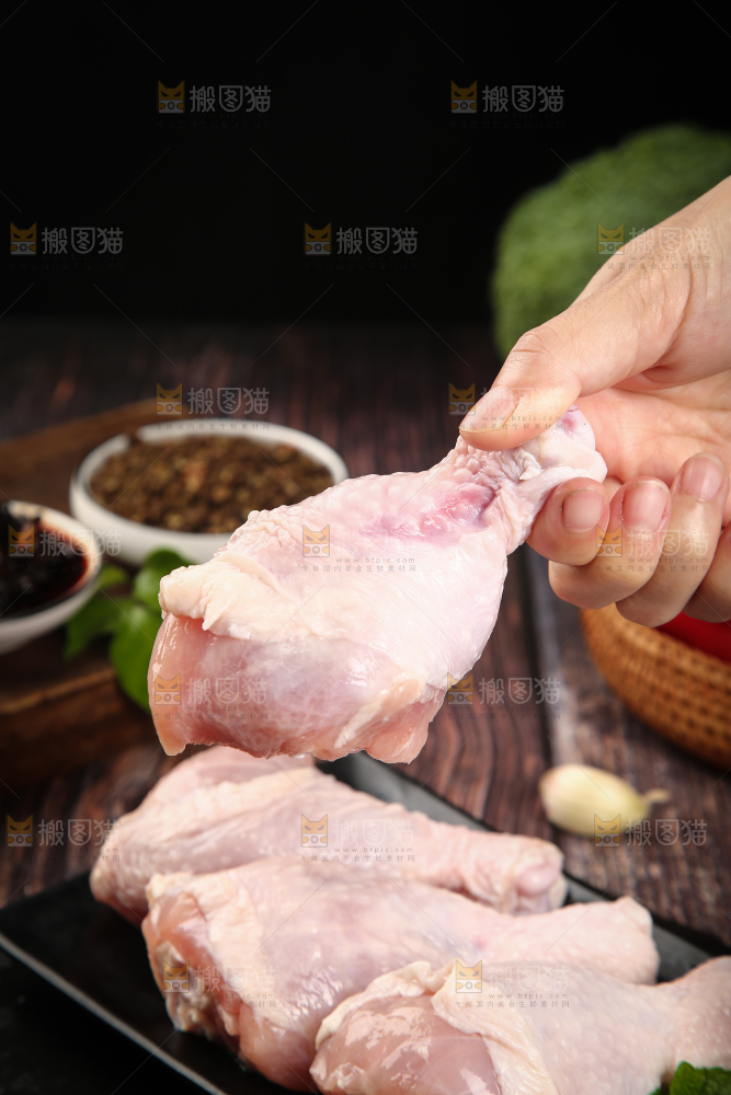 手里拿着鸡腿