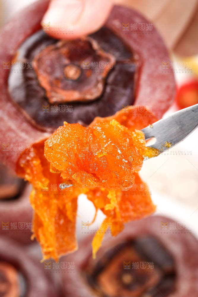 叉子上插着柿子饼果肉
