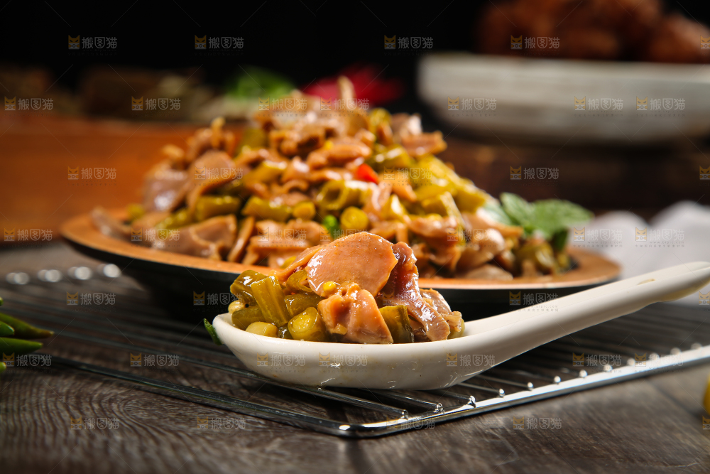 勺子上舀着酸辣鸡杂