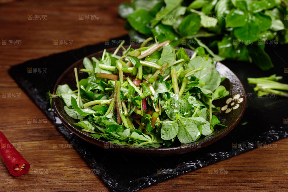 黑石板上一盘白花菜