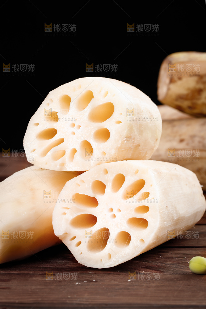 木底上的九孔莲藕