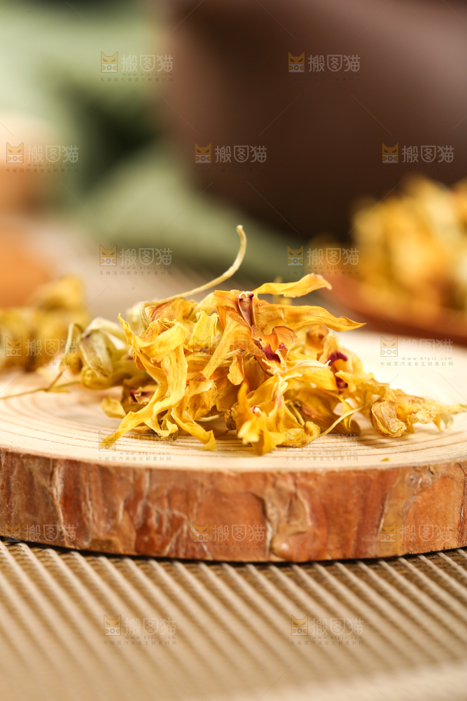 木板上放着一堆铁皮石斛干花