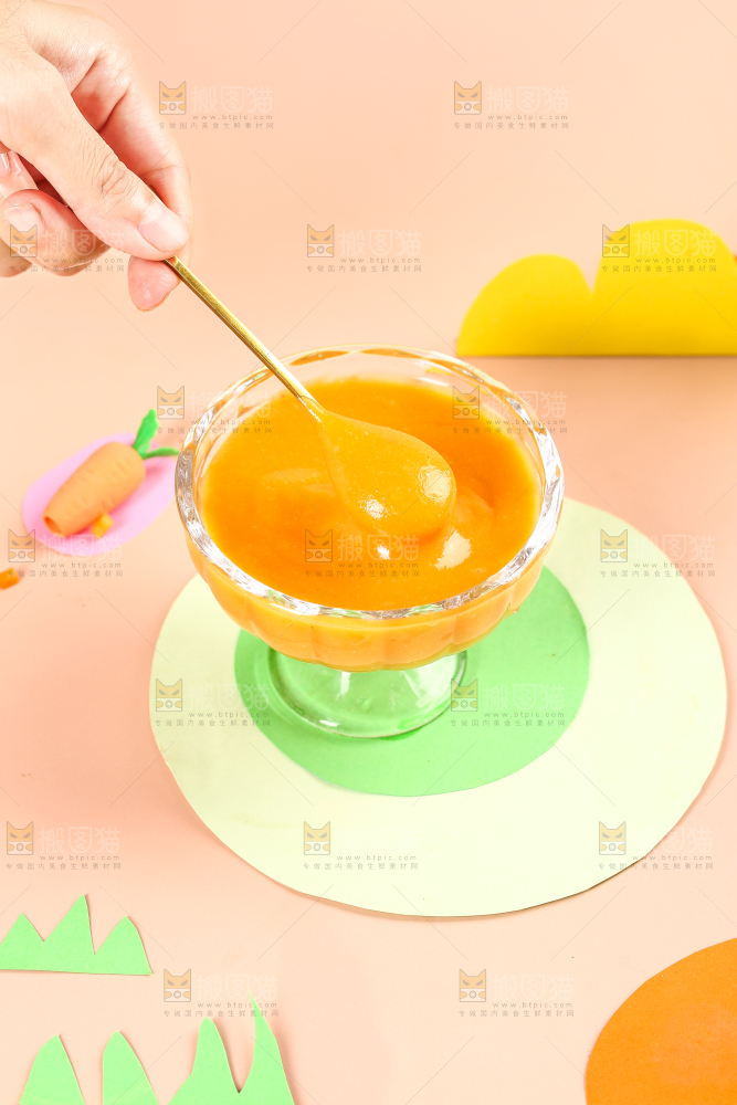 勺子上舀着宝宝辅食胡萝卜泥