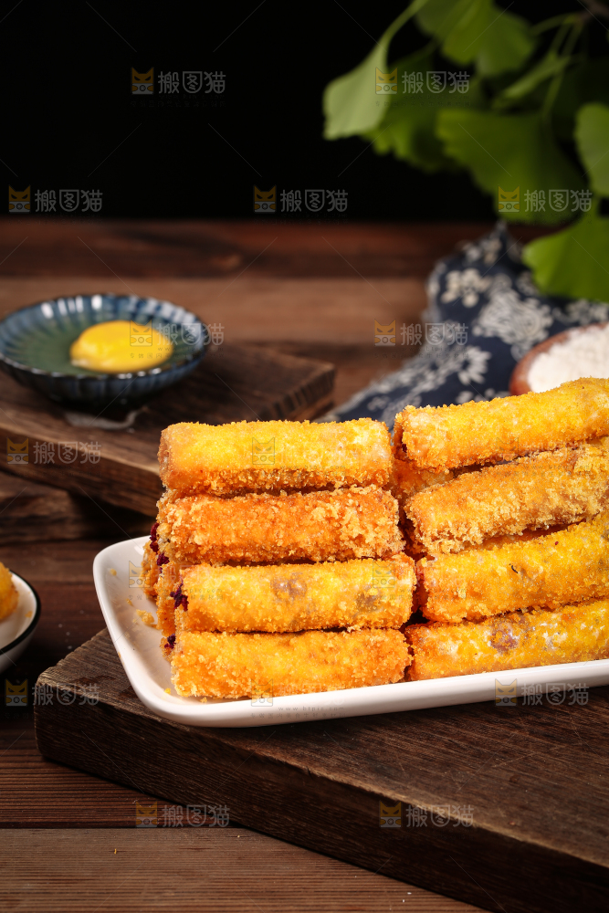 木底上放着一盘香酥紫薯条