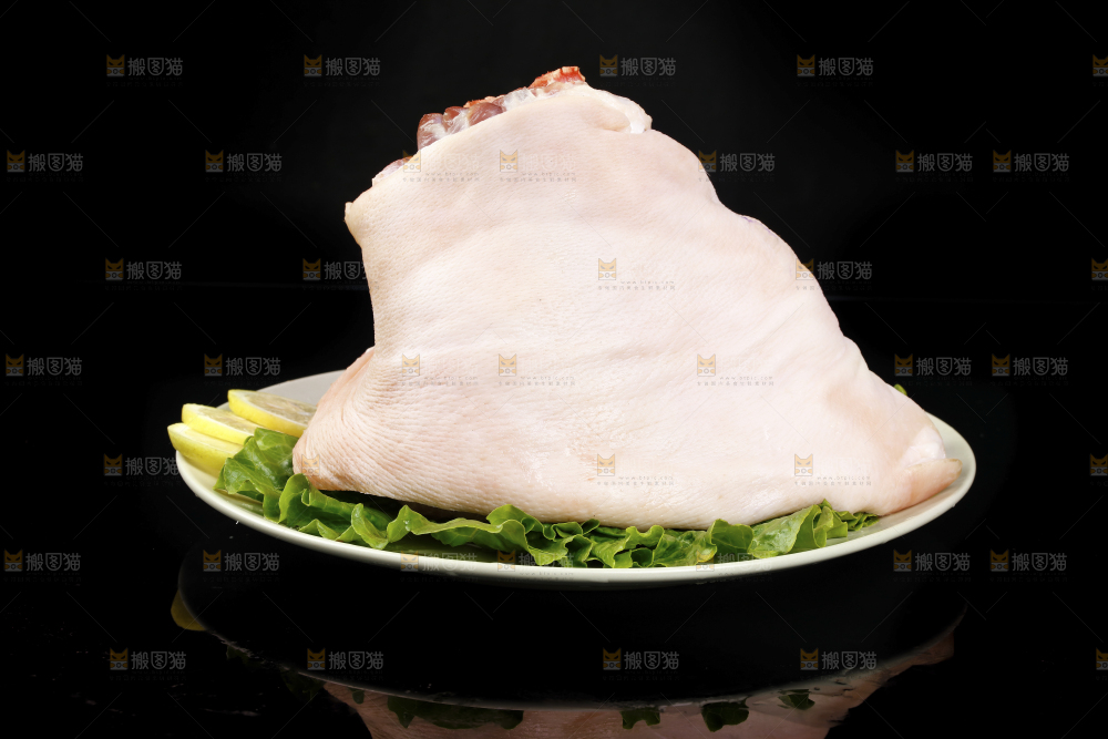 黑底上放着一盘肘子