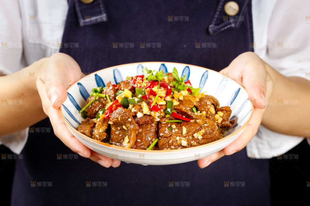 手里端着一盘凉拌酱牛肉