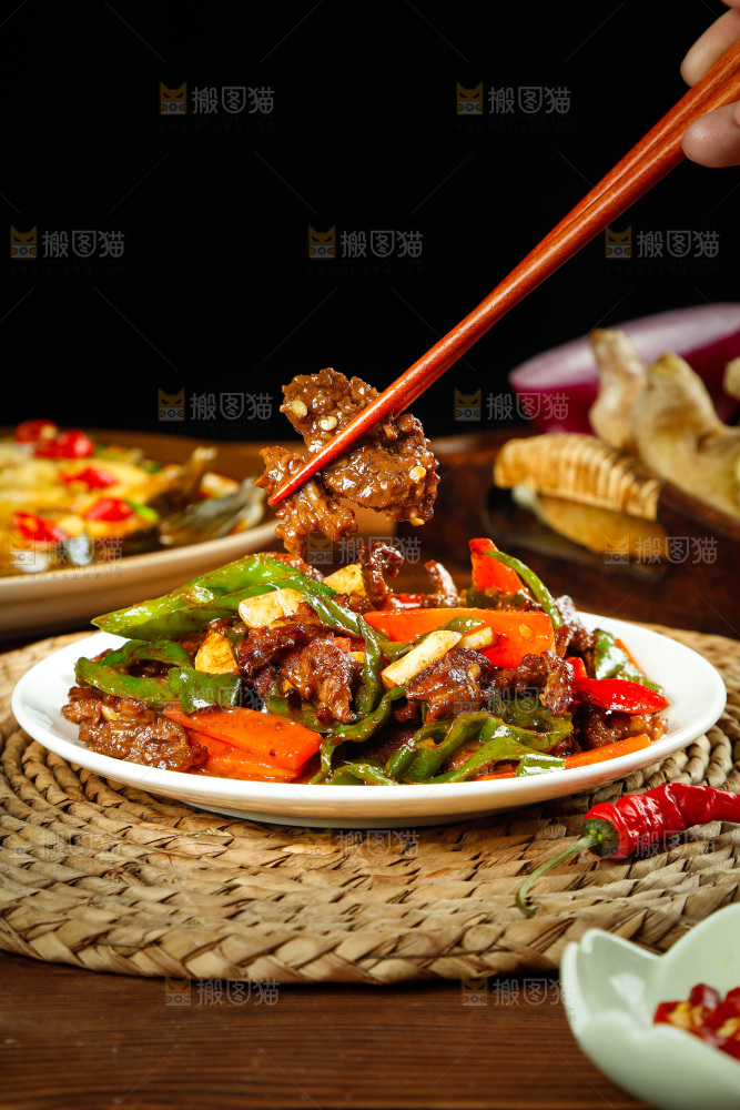筷子上夹着炒牛肉