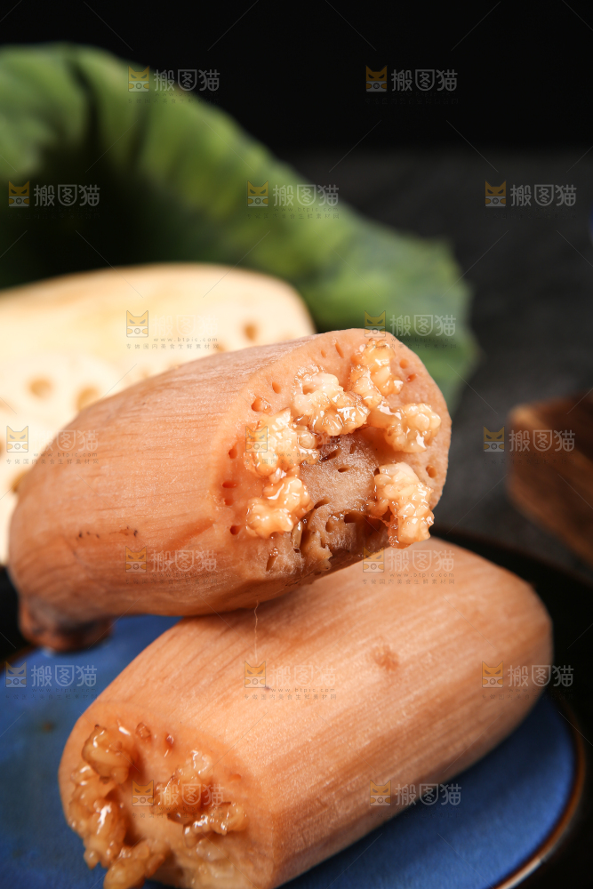 盘子里放着两节糯米藕