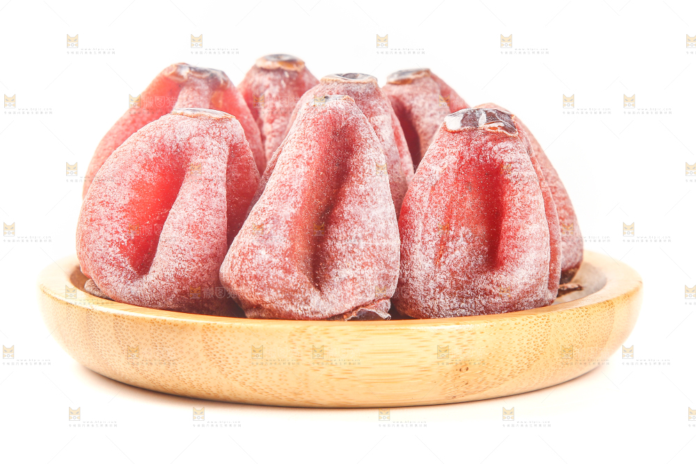 白底上放着一盘吊柿饼